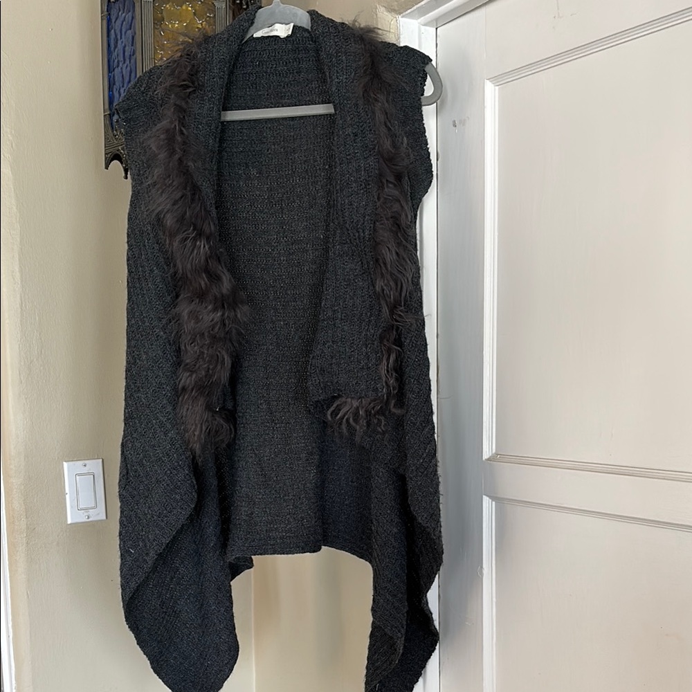 Chic Black Knit Vest with Faux Fur Trim